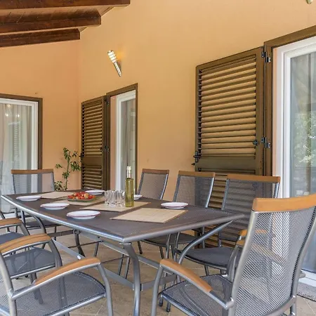 Luxury Experience In Lucia With Heated Pool And Play Station 4 Vila