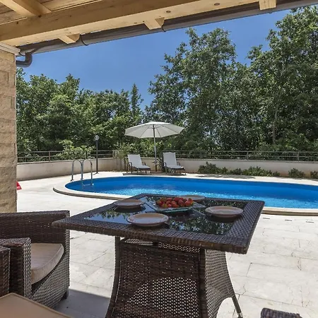 Luxury Experience In Lucia With Heated Pool And Play Station 4 Vila