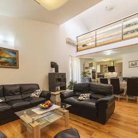 Luxury Experience In Lucia With Heated Pool And Play Station 4