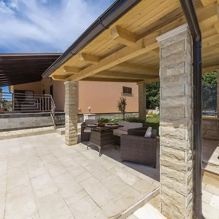 Villa Luxury Experience In Lucia With Heated Pool And Play Station 4 Vodnjan